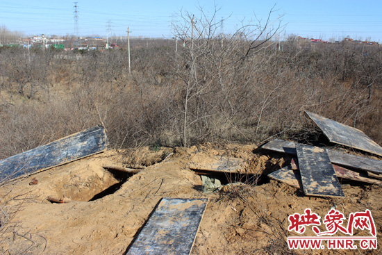 這次被盜的是位于北側(cè)的叔齊墓,墓塚上面有兩個盜洞,有十多米深。 這次被盜的是位于北側(cè)的叔齊墓,墓塚上面有兩個盜洞,有十多米深。