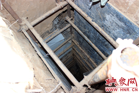 走上叔齊墓的頂端,可以清晰看到兩個沒有填土的坑洞,洞內(nèi)的四周從上往下放置著腳手架,深不見底。 走上叔齊墓的頂端,可以清晰看到兩個沒有填土的坑洞,洞內(nèi)的四周從上往下放置著腳手架,深不見底。