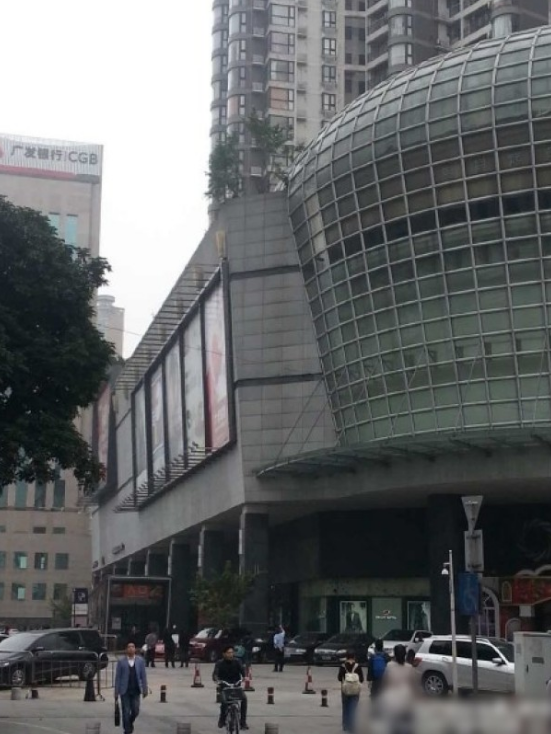 一輛停在停車位上的寶馬轎車,被墜落的樹枝砸中,樹枝徑直插入車內,現場引發(fā)不少市民圍觀拍照。 一輛停在停車位上的寶馬轎車,被墜落的樹枝砸中,樹枝徑直插入車內,現場引發(fā)不少市民圍觀拍照。