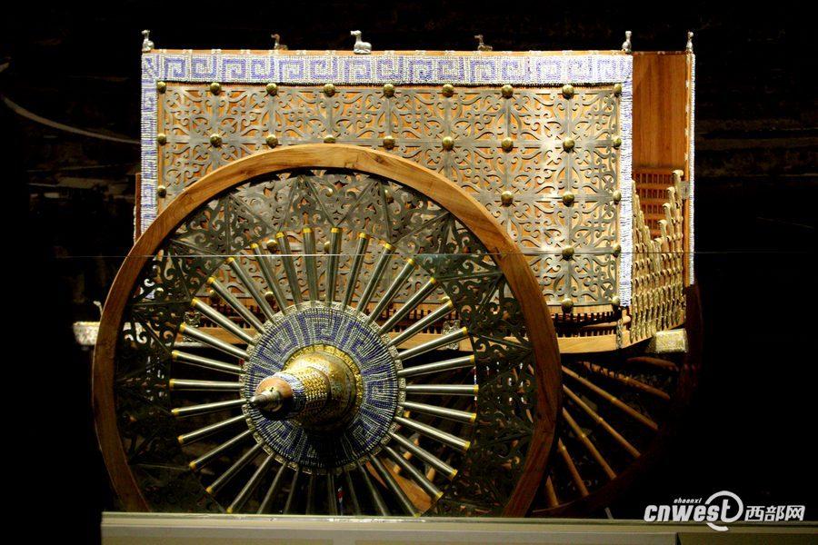 1月7日，甘肅省考古研究所所長(zhǎng)王輝向人們介紹花了200萬(wàn)元復(fù)制的禮儀車(chē)輛。