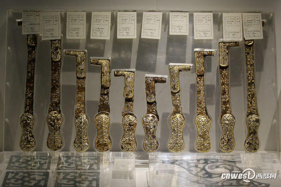 出土的車(chē)門(mén)飾。