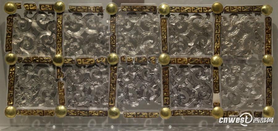 出土的車(chē)廂側(cè)板裝飾物。