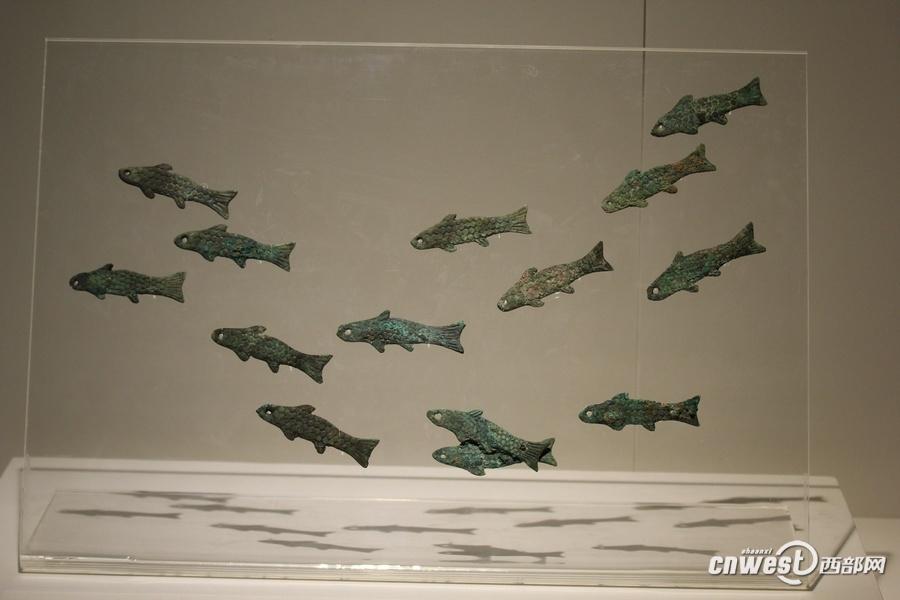 青銅魚(yú)符，有專(zhuān)家推測(cè)是覆蓋棺槨所用荒帷上懸掛的裝飾物。