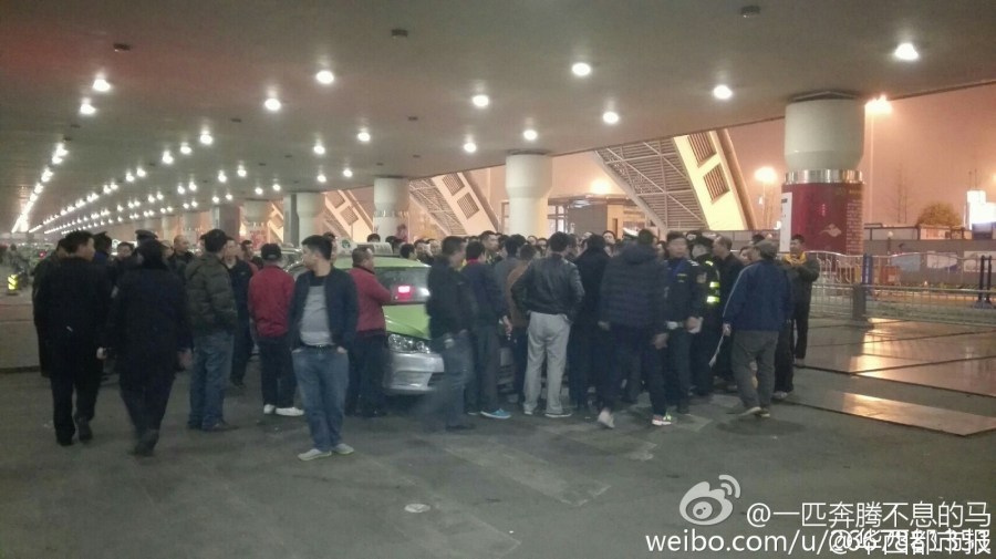 機(jī)場(chǎng)后調(diào)配10多輛機(jī)場(chǎng)大巴運(yùn)送旅客進(jìn)城。