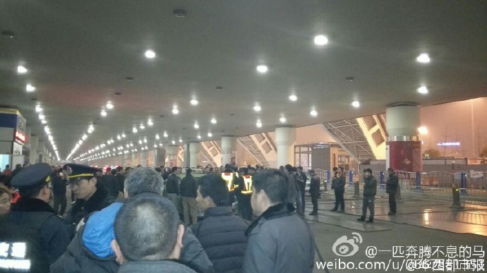 據(jù)現(xiàn)場(chǎng)網(wǎng)友表示：交警和出租車司機(jī)吵了起來。