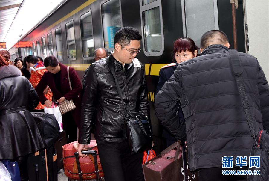 (關(guān)注春運(yùn))(28)全國各地迎來返程客流高峰 (關(guān)注春運(yùn))(28)全國各地迎來返程客流高峰