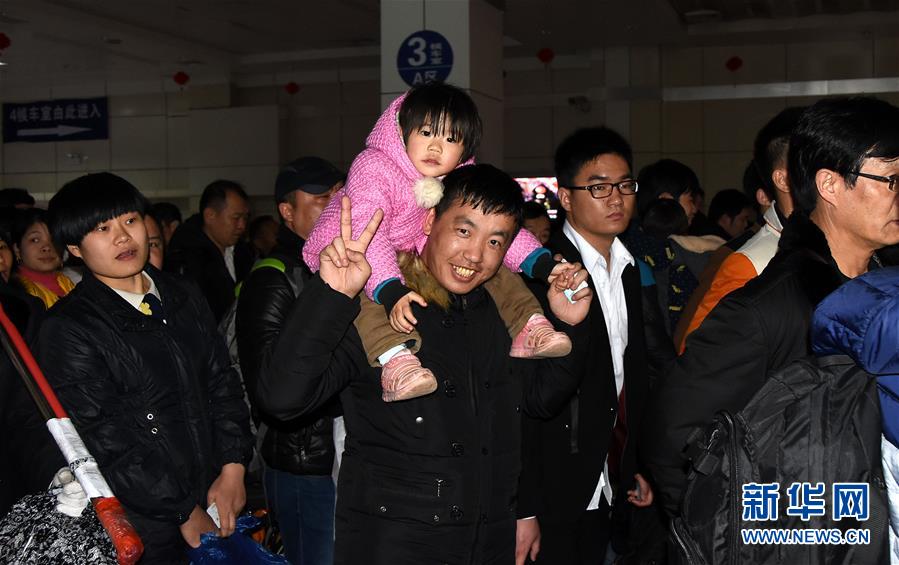 (關(guān)注春運(yùn))(29)全國各地迎來返程客流高峰 (關(guān)注春運(yùn))(29)全國各地迎來返程客流高峰