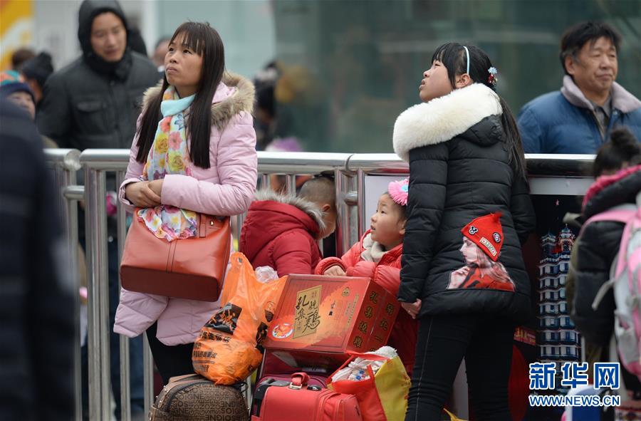 (關(guān)注春運(yùn))(32)全國各地迎來返程客流高峰 (關(guān)注春運(yùn))(32)全國各地迎來返程客流高峰