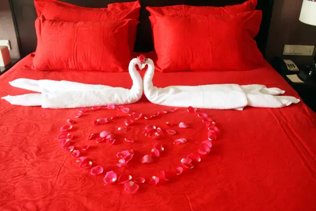 情人節(jié)最溫暖告白!84歲老人包下整樓示愛老伴 情人節(jié)最溫暖告白!84歲老人包下整樓示愛老伴