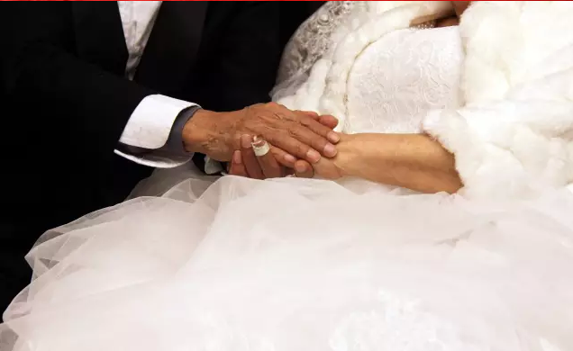 情人節(jié)最溫暖告白!84歲老人包下整樓示愛老伴 情人節(jié)最溫暖告白!84歲老人包下整樓示愛老伴