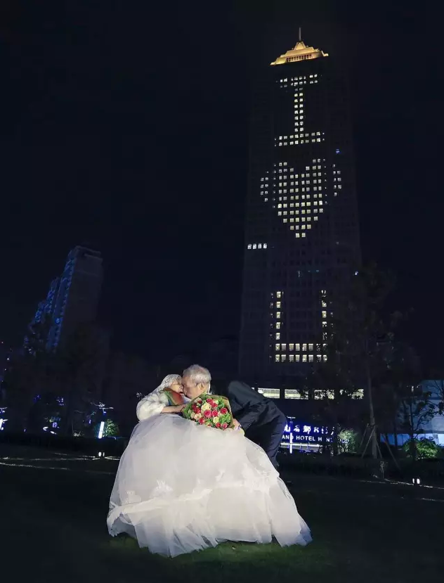 情人節(jié)最溫暖告白!84歲老人包下整樓示愛老伴 情人節(jié)最溫暖告白!84歲老人包下整樓示愛老伴