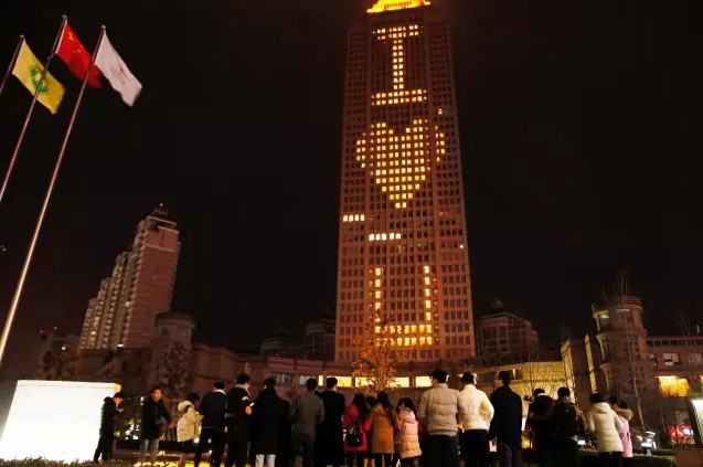 情人節(jié)最溫暖告白!84歲老人包下整樓示愛老伴 情人節(jié)最溫暖告白!84歲老人包下整樓示愛老伴