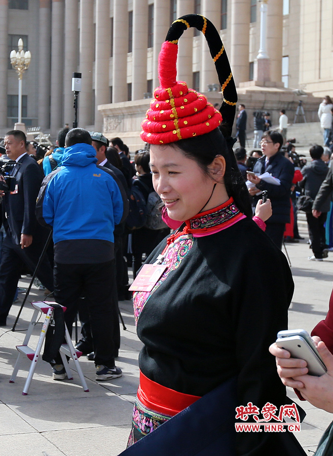 這位代表的頭飾你能猜出是哪個省的么? 這位代表的頭飾你能猜出是哪個省的么?