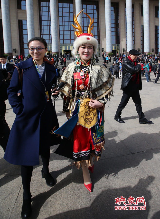 這位黑龍江代表團的人大代表,頭上高高的頭飾相當搶眼 這位黑龍江代表團的人大代表,頭上高高的頭飾相當搶眼