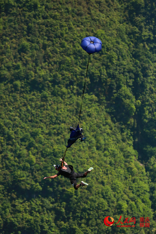 28日，2016世界低空跳傘大賽在重慶云陽龍缸景區正式開賽。圖為選手角逐中。劉政寧 攝