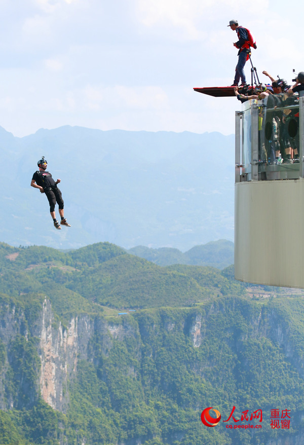 28日，2016世界低空跳傘大賽在重慶云陽龍缸景區正式開賽。圖為選手角逐中。劉政寧 攝