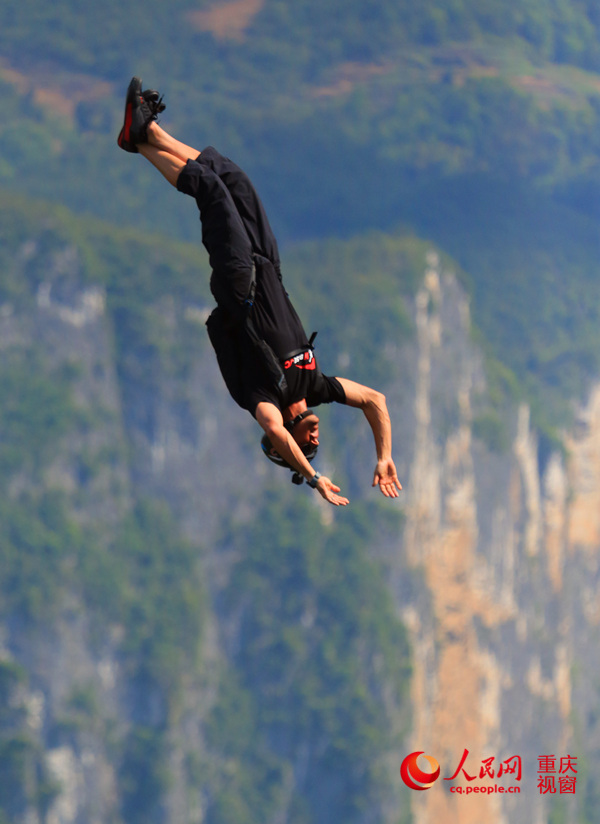 28日，2016世界低空跳傘大賽在重慶云陽龍缸景區正式開賽。圖為選手角逐中。劉政寧 攝