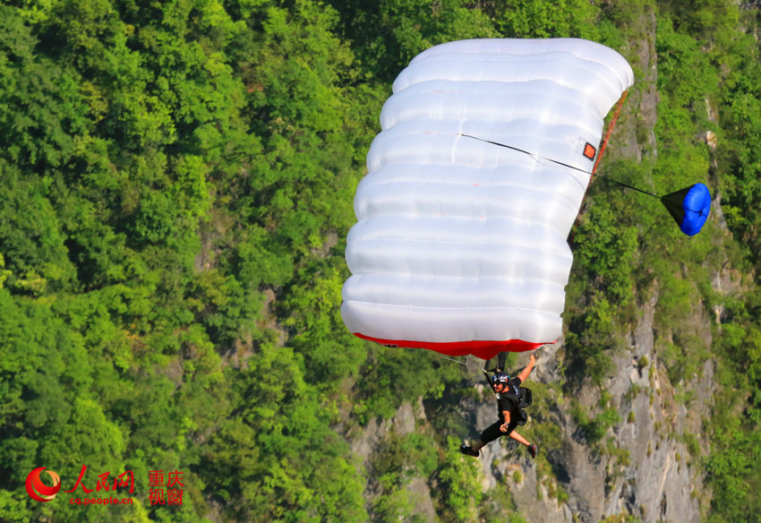 28日，2016世界低空跳傘大賽在重慶云陽龍缸景區正式開賽。圖為選手角逐中。劉政寧 攝