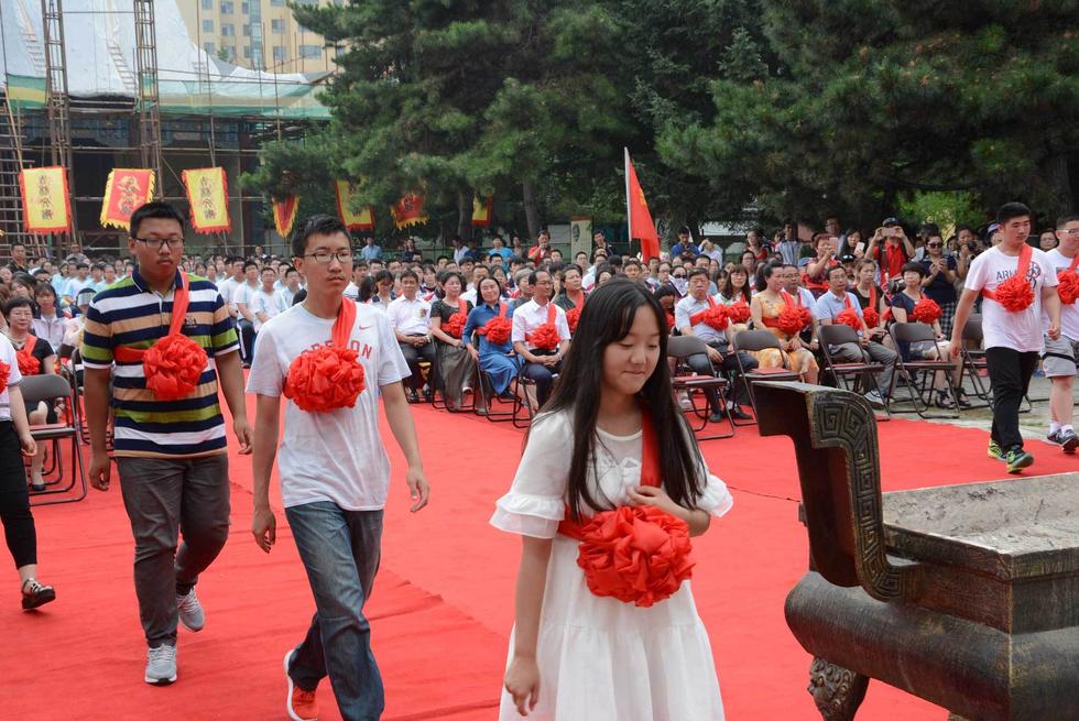 吉林高考狀元走紅毯過狀元橋拜孔子領獎金 吉林高考狀元走紅毯過狀元橋拜孔子領獎金