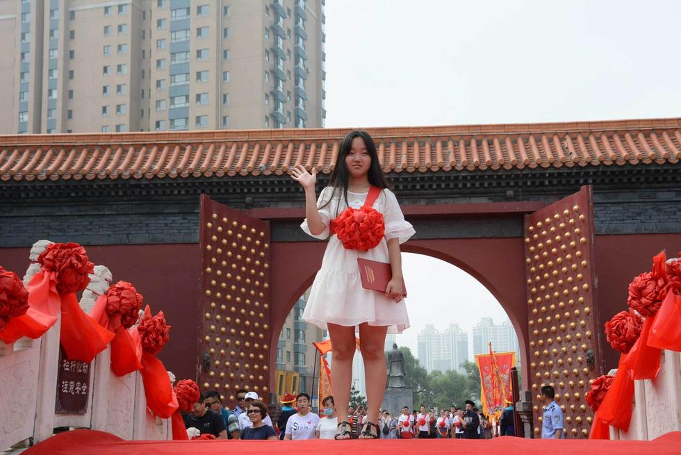 吉林高考狀元走紅毯過狀元橋拜孔子領獎金 吉林高考狀元走紅毯過狀元橋拜孔子領獎金