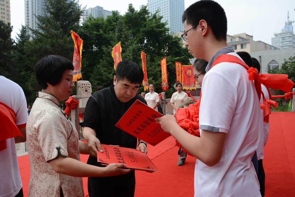 吉林高考狀元走紅毯過狀元橋拜孔子領獎金 吉林高考狀元走紅毯過狀元橋拜孔子領獎金