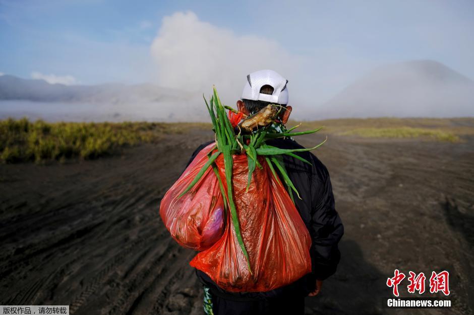 村民冒死去火山口祭祀 說走就走 村民冒死去火山口祭祀 說走就走