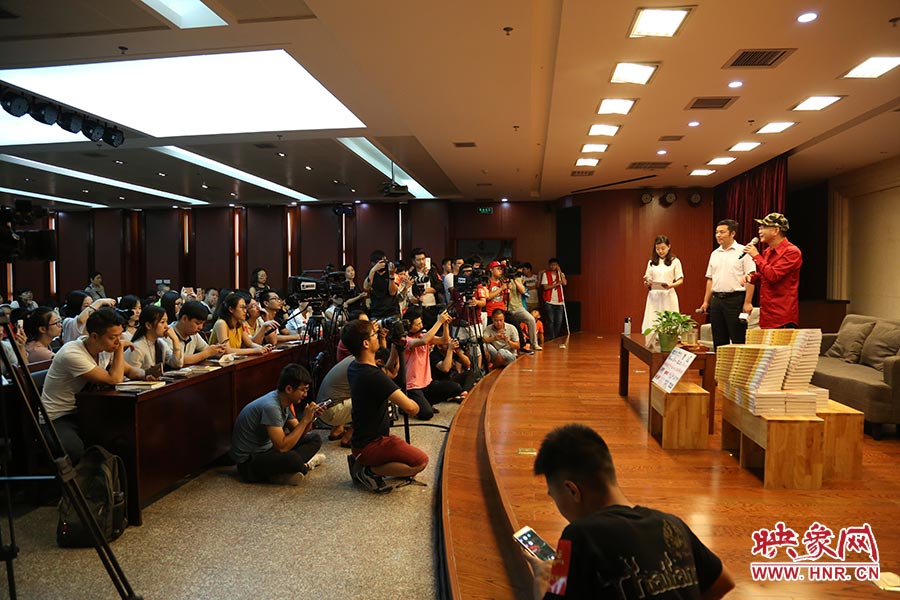 河南本土主流媒體基本全部到場，六小齡童接受記者提問。