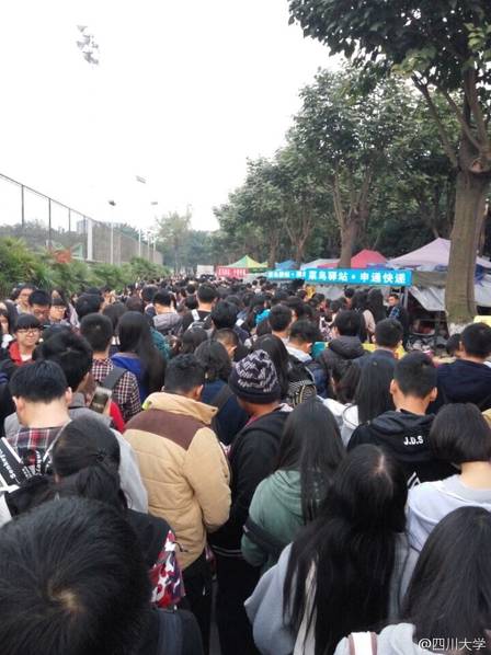 四川一大學取快遞現場 四川一大學取快遞現場