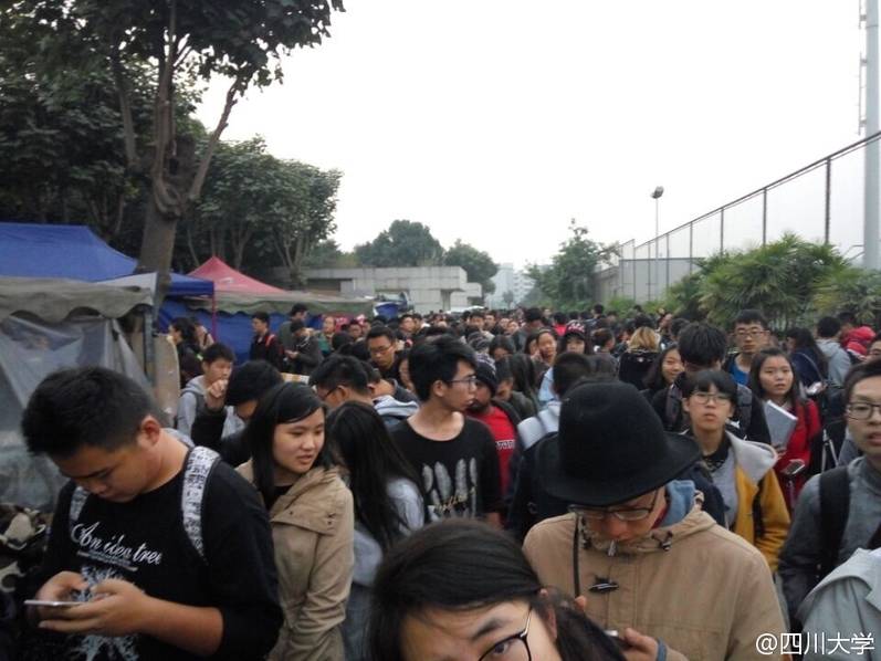 四川一大學取快遞現場 四川一大學取快遞現場