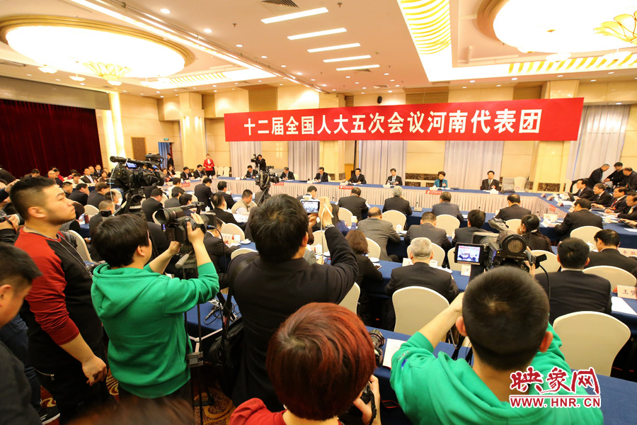 記者擠滿了媒體區,前來聽取河南“聲音” 記者擠滿了媒體區,前來聽取河南“聲音”