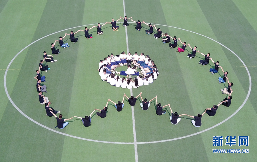 畢業季:擺個青春造型 紀念高中歲月 畢業季:擺個青春造型 紀念高中歲月