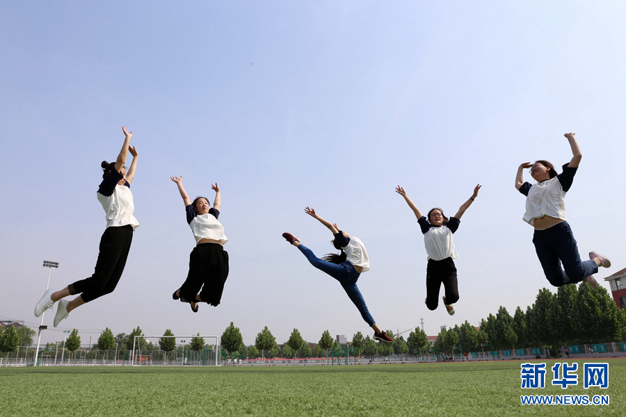 畢業季:擺個青春造型 紀念高中歲月 畢業季:擺個青春造型 紀念高中歲月