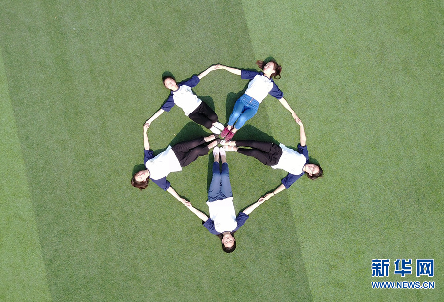 畢業季:擺個青春造型 紀念高中歲月 畢業季:擺個青春造型 紀念高中歲月