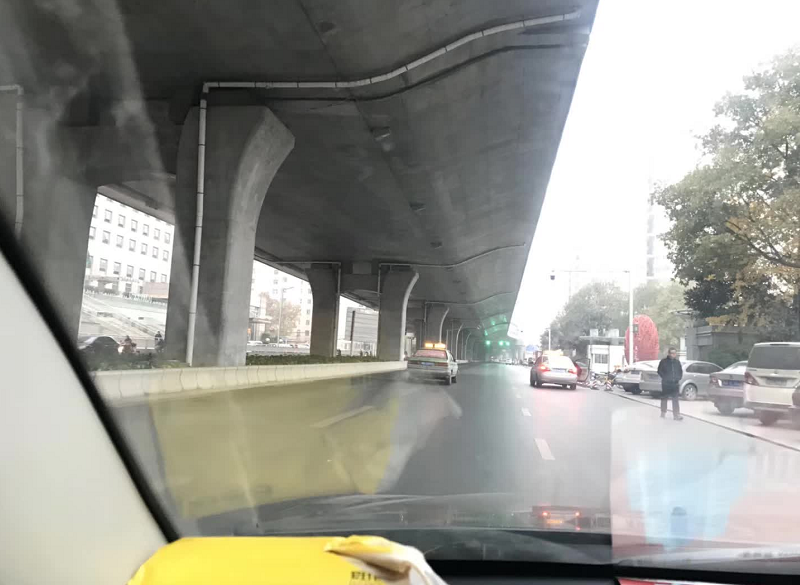 限行第一天！鄭州的早高峰是這個樣子的