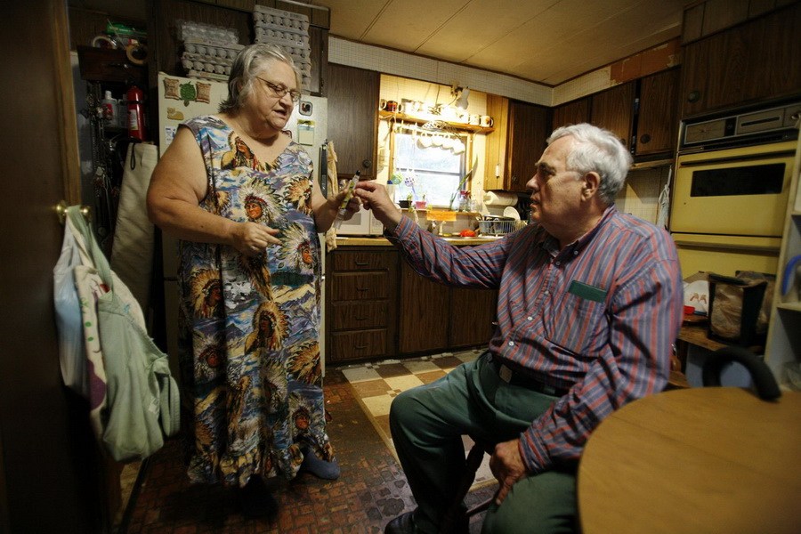 9年前,里克在聽(tīng)說(shuō)奧德塞的生活陷入困境后又讓她回來(lái)和自己一起住。 9年前,里克在聽(tīng)說(shuō)奧德塞的生活陷入困境后又讓她回來(lái)和自己一起住。