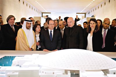 4月29日，法國總統奧朗德（中）和阿布扎比文化遺產委員會主席蘇爾坦親王（左）一起觀看“阿布扎比盧浮宮”建筑模型。盧浮宮計劃打造“阿布扎比盧浮宮”，以推廣法國文化。