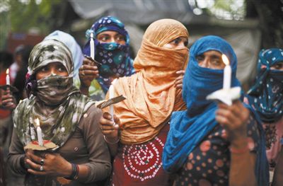 5月31日,新德里,印度民眾舉行紀(jì)念儀式,悼念在強(qiáng)奸案中遇害的兩名少女。 5月31日,新德里,印度民眾舉行紀(jì)念儀式,悼念在強(qiáng)奸案中遇害的兩名少女。