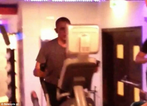 奧巴馬安?，F漏洞舉啞鈴健身時遭偷拍（組圖）（4）