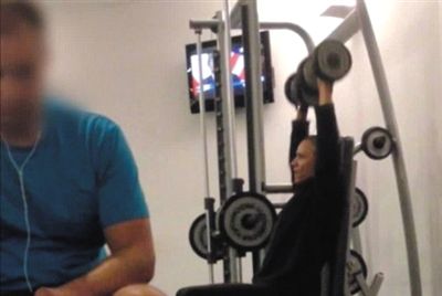 畫面中能看到健身房還有“其他人”。視頻截圖 畫面中能看到健身房還有“其他人”。視頻截圖