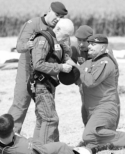 89歲的赫頓再次于70年前同一地點參加雙人跳傘。