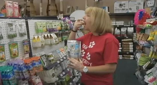 美國女子欲吃30天狗糧證明其營養價值(圖) 美國女子欲吃30天狗糧證明其營養價值(圖)