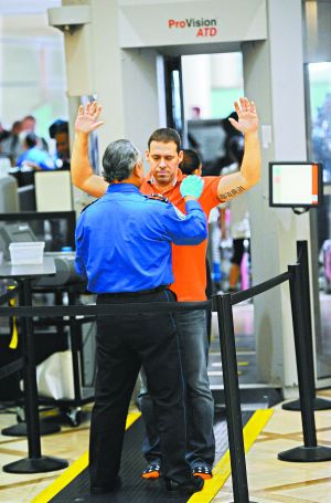 防止恐怖分子把炸彈偽裝成電子設(shè)備登機；新規(guī)適用于歐、非、中東赴美航班；智能手機將被重點排查