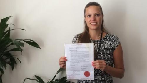 勞拉·E·S·馬修斯的護照簽名欄用的是L.Skywalker(L.天行者)。 勞拉·E·S·馬修斯的護照簽名欄用的是L.Skywalker(L.天行者)。