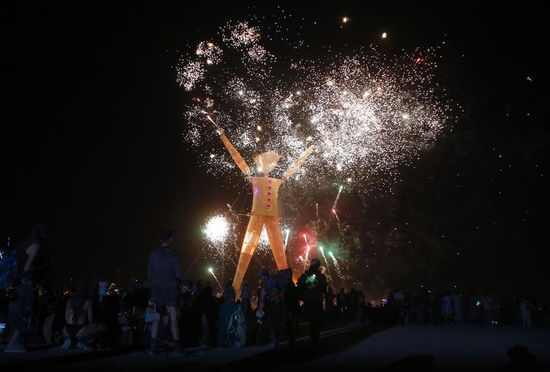 美國沙漠舉行 火人節 慶典 焚燒12米高人像(高清組圖) 美國沙漠舉行 火人節 慶典 焚燒12米高人像(高清組圖)