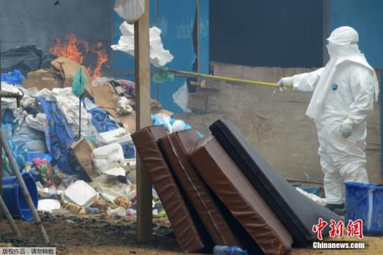 當地時間2014年9月3日，利比里亞蒙羅維亞，約翰·菲茨杰拉德·肯尼迪醫院的醫護人員和病人。9月1日