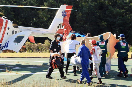 日本火山噴發致30余人心臟驟停 游客稱場景 如地獄 (圖) 日本火山噴發致30余人心臟驟停 游客稱場景 如地獄 (圖)