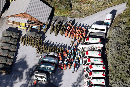 日本火山噴發致30余人心臟驟停 游客稱場景 如地獄 (圖) 日本火山噴發致30余人心臟驟停 游客稱場景 如地獄 (圖)