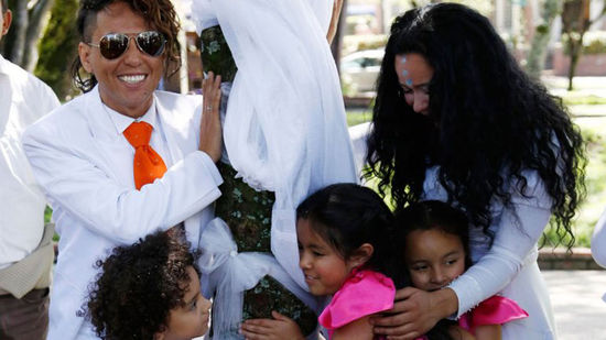 哥倫比亞一男子與樹結婚 倡導環境保護(組圖) 哥倫比亞一男子與樹結婚 倡導環境保護(組圖)