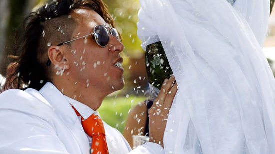 哥倫比亞一男子與樹結婚 倡導環境保護(組圖) 哥倫比亞一男子與樹結婚 倡導環境保護(組圖)