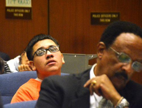 嫌犯奧丘阿（后）與嫌犯卡門的公辯律師漢彌爾頓在初審法庭上。